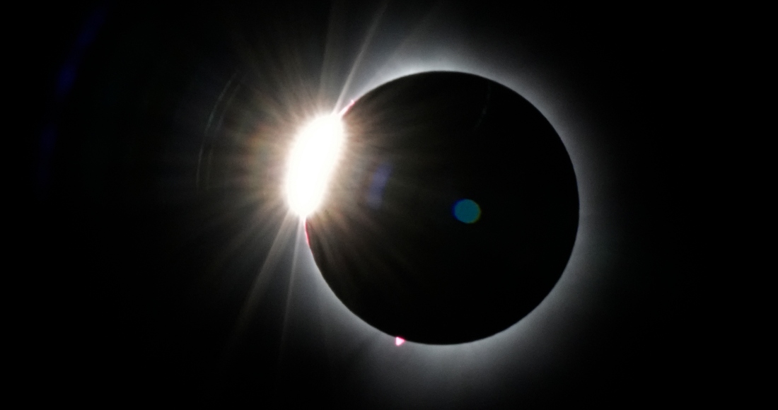 La Luna cubre el Sol casi por completo instantes antes de un eclipse solar total, visto desde la cumbre del monte Saddleback, el 8 de abril de 2024, cerca de Rangeley, Maine.