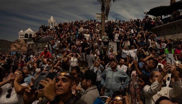 Miles de personas disfrutaron del eclipse total de sol sobre la Av. del Mar y esquina con Av. Rafael Buelna, en el malecón de Mazatlán. Las calles y playas se mostraron abarrotadas por turismo de varios estados del país y extranjeros.