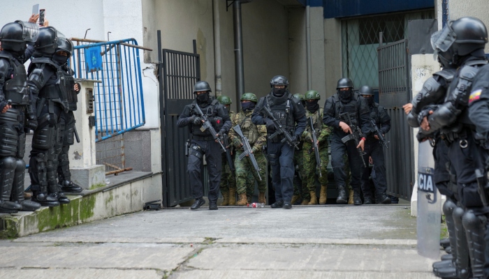 Policías y soldados custodian el centro de detención donde estuvo detenido el exvicepresidente ecuatoriano Jorge Glas después de que la policía irrumpiera en la Embajada de México para arrestarlo, el sábado 6 de abril de 2024, en Quito, Ecuador. Foto: Dolores Ochoa, AP.