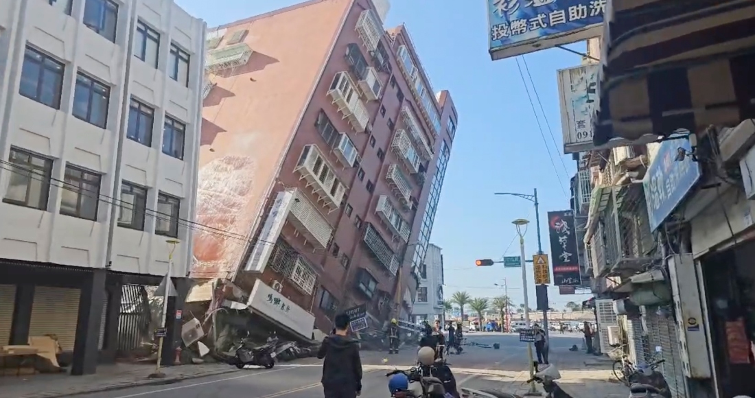 En esta imagen tomada de un video difundido por TVBS, se ve un edificio parcialmente derrumbado en Hualien, al este de Taiwán, el miércoles 3 de abril de 2024.