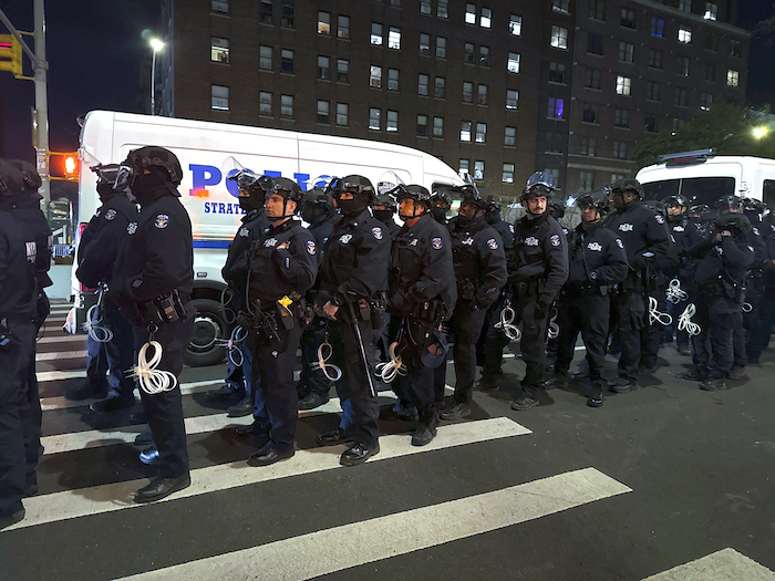 Efectivos del grupo de respuesta estratégica del Departamento de Policía de la Ciudad de Nueva York, en el exterior del principal acceso a la Universidad de Columbia, en Nueva York, el 26 de abril de 2024, mientras los manifestantes siguen sus protestas contra la guerra entre Israel y Hamás.