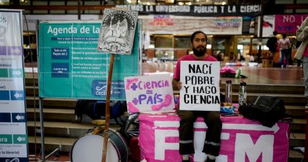 El estudiante de Biología Bahiano Ayala sostiene un cartel que reza "Nací pobre y hago ciencia" mientras espera el inicio de una marcha para exigir más fondos para las universidades públicas en Buenos Aires, Argentina, el martes 23 de abril de 2024.