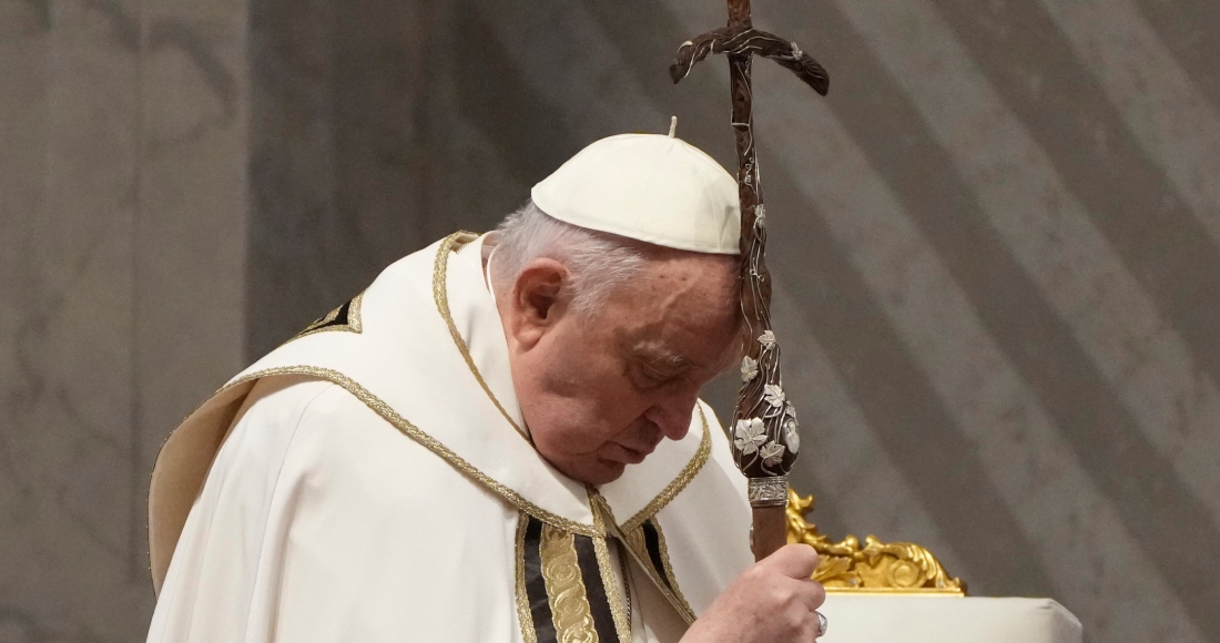 El Papa Francisco oficia una misa en la Basílica de San Pedro, en el Vaticano, el 28 de marzo de 2024.