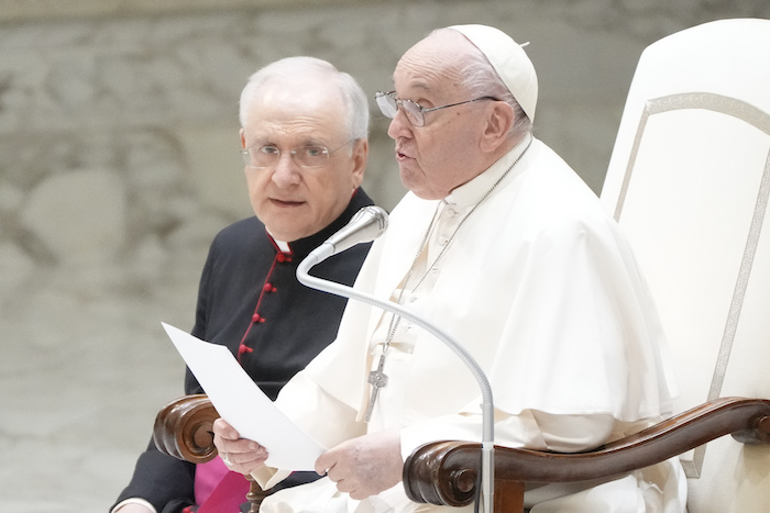 El Papa Francisco se reúne con voluntarios de la Cruz Roja Italiana en la sala Pablo VI en el Vaticano, el sábado 6 de abril de 2024.