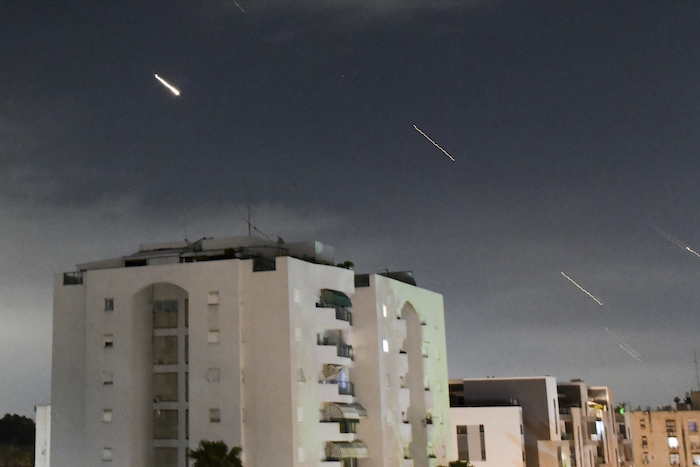 El sistema de defensa aérea israelí Domo de Hierro es activado para interceptar misiles disparados desde Irán, en el centro de Israel, el domingo 14 de abril de 2024.