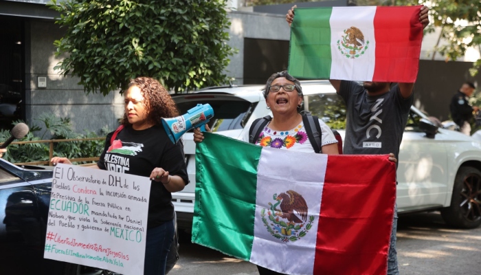 Manifestantes se reúnen a las afueras de la Embajada de Ecuador en la Ciudad de México para protestar por la irrupción de fuerzas de seguridad en la Embajada Mexicana en Quito.