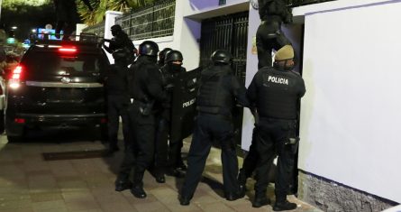 La policía ecuatoriana irrumpe en la embajada de México en Quito, Ecuador, el viernes 5 de abril de 2024. El episodio ocurrió horas después de que el gobierno mexicano concediera el asilo político al exvicepresidente Jorge Glas, que permanecía en la sede diplomática desde diciembre de 2023.