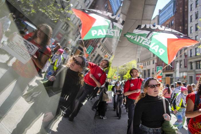 Estudiantes de la universidad New School y partidarios de los palestinos se concentran frente al edificio universitario en Nueva York, 22 de abril de 2024.