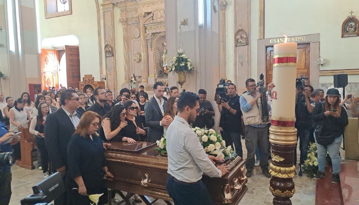 Con una misa de cuerpo presente en la catedral de Celaya, familiares, y amigos despidieron ayer a la aspirante morenista.