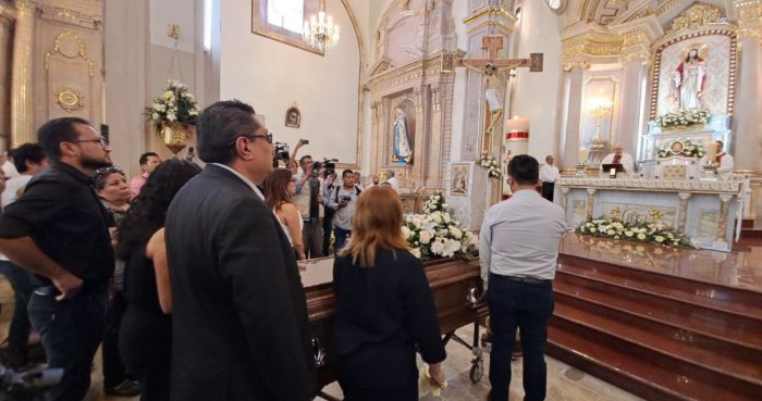 Dan último adiós a Gisela Gaytán, candidata de Morena asesinada en Celaya en la Catedral del municipio.