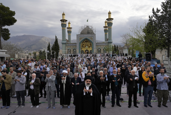 Fieles iraníes rezan en el Eid al-Fitr, que marca el final del Ramadán, en Teherán, Irán, el miércoles 10 de abril de 2024.