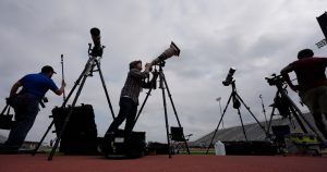 Fotógrafos preparan sus equipos para capturar un eclipse solar total en Eagle Pass, Texas, el lunes 8 de abril de 2024.