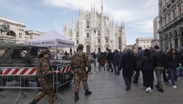 Soldados patrullan frente a la Catedral de Milán el lunes 25 de marzo de 2024. Italia y Francia intensificaron la seguridad tras el reciente atentado en Rusia. Foto: luca Bruno, AP.