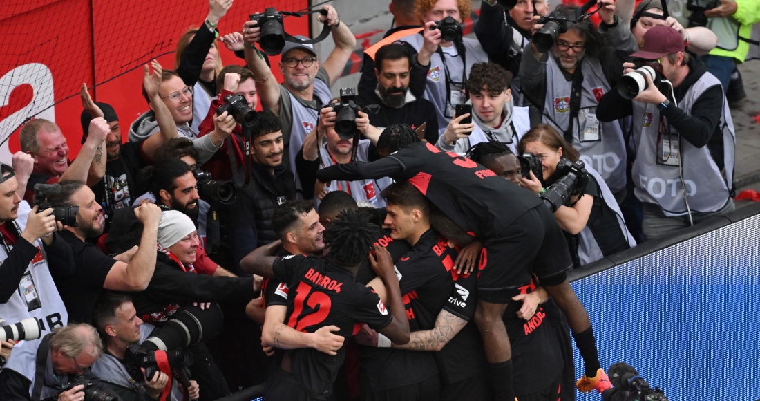 Jugadores del Bayer Leverkusen celebran tras el tercer gol de su equipo en el encuentro ante el Werder Bremen. El equipo confirmó el título de la Bundesliga con esta victoria el domingo 14 de abril del 2024.