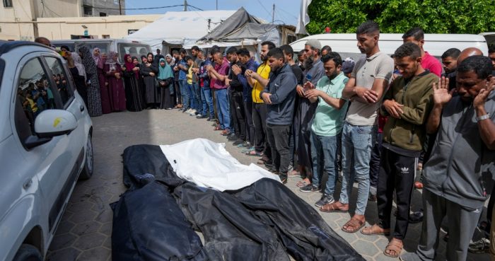 Dolientes rezan sobre los cuerpos de palestinos fallecidos en un ataque aéreo israelí en Nuseirat, en el hospital de Al Aqsa en Deir al Balah, en la Franja de Gaza, el sábado 27 de abril. 