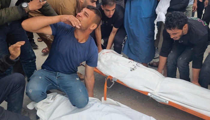 Dolientes cargan los cuerpos de miembros de la familia Abu Taha, asesinados en un ataque aéreo israelí, durante su funeral en el cementerio de Al-Salam, en el este de Rafah, en la Franja de Gaza, el lunes 29 de abril de 2024.