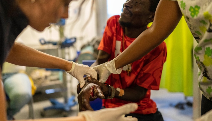 Marc Baptiste es atendido por una herida de bala en la sala de urgencias de un hospital de Médicos Sin Fronteras en el vecindario de Cite Soleil, en Puerto Príncipe, Haití, el viernes 19 de abril de 2024.