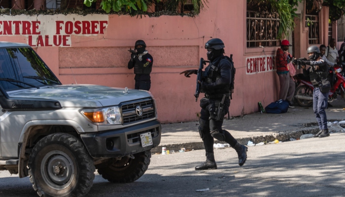 La policía detiene un auto para inspeccionarlo en Puerto Príncipe, Haití, el lunes 22 de abril de 2024. Hace mucho que el sistema de salud de Haití era frágil, pero ahora se acerca al colapso total después de que las pandillas lanzaran ataques coordinados el 29 de febrero contra infraestructura crítica en la capital y otros lugares. 