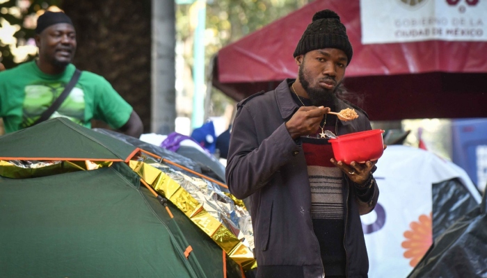 Migrante de Haití en Ciudad de México, en vísperas de las fiestas decembrinas de 2023.