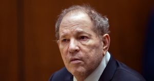 El exproductor de cine Harvey Weinstein comparece ante una corte en Los Ángeles, 4 de octubre de 2022. La corte de apelaciones de Nueva York anuló la condena por violación de 2020 en el histórico juicio #MeToo, y ordenó un nuevo juicio, el jueves 25 de abril de 2024.