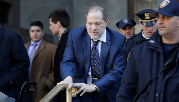 Harvey Weinstein sale de un tribunal de Manhattan después de los argumentos finales de su juicio por violación en Nueva York, el viernes 14 de febrero de 2020.