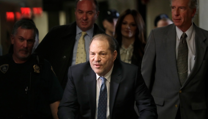 Harvey Weinstein llega a la Corte de Manhattan para deliberaciones del jurado en su juicio por violación el lunes 24 de febrero de 2020, en Nueva York. El más alto tribunal de Nueva York anuló la condena por violación de Harvey Weinstein en 2020 y ordenó un nuevo juicio.