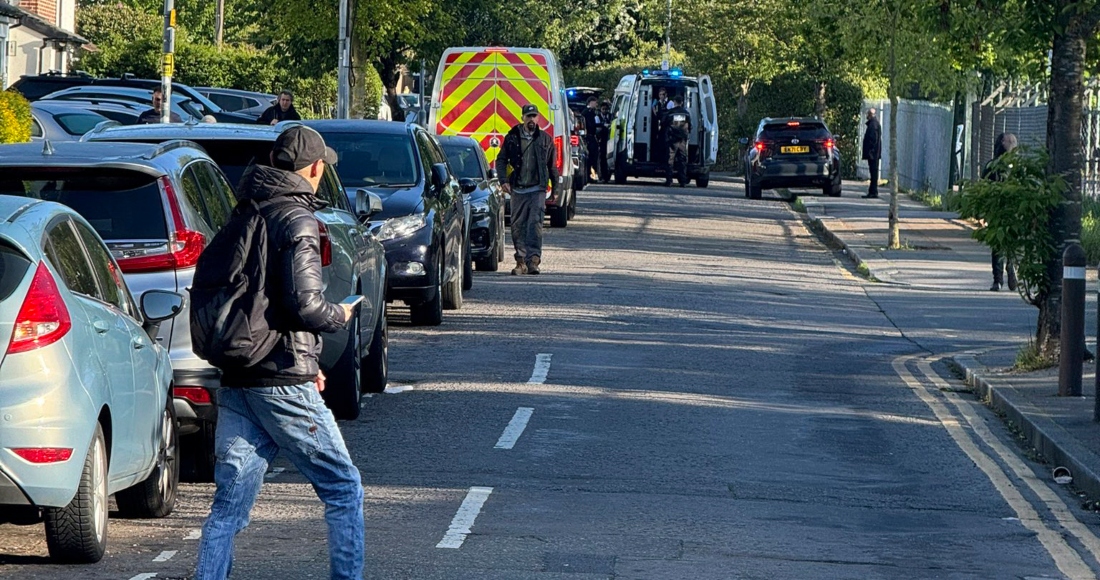 Vista de una zona de Londres donde, según la policía, un hombre armado con una espada atacó a varias personas antes de ser arrestado, el 30 de abril de 2024, en la comunidad de Hainault, en el este del país.