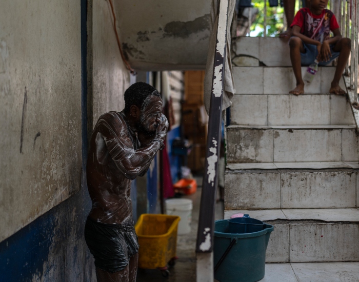 Una persona se lava en una escuela pública que sirve como refugio para personas desplazadas de sus hogares debido a enfrentamientos entre pandillas en Puerto Príncipe, Haití, el lunes 22 de abril de 2024.