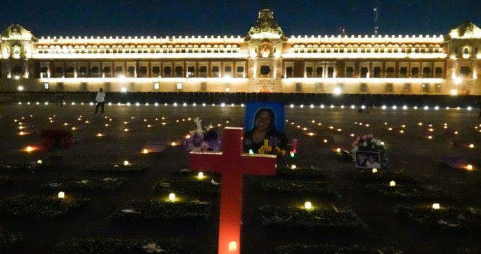 Madres de víctimas de feminicidio y desaparición forzada colocaron veladoras para exigir justicia durante la Velada contra la Violencia Feminicida realizada en el Zócalo capitalino el pasado 8 de Marzo.