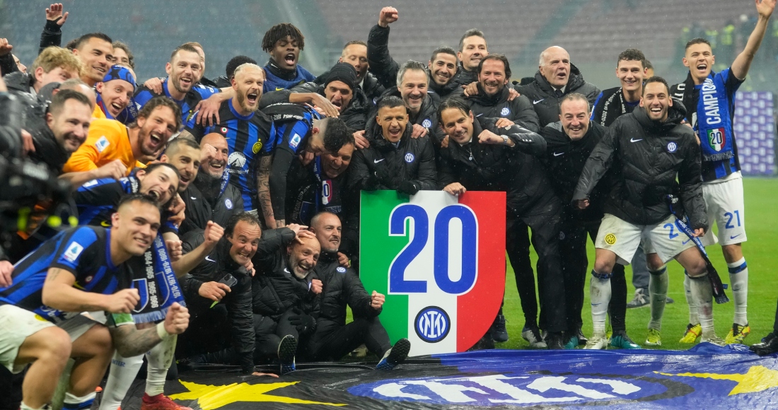 El entrenador del Inter de Milán Simone Inzaghi, celebra con su equipo tras ganar el título de la Serie A al término del duelo ante el AC Milan el lunes 22 de abril del 2024.