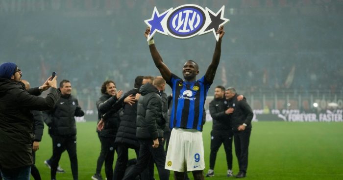 Marcus Thuram del Inter de Milán celebra el título de la Serie A levantando una imagen del escudo con la segunda estrella al final del encuentr ante el AC Milan en San Siro el lunes 22 de abril del 2024. 