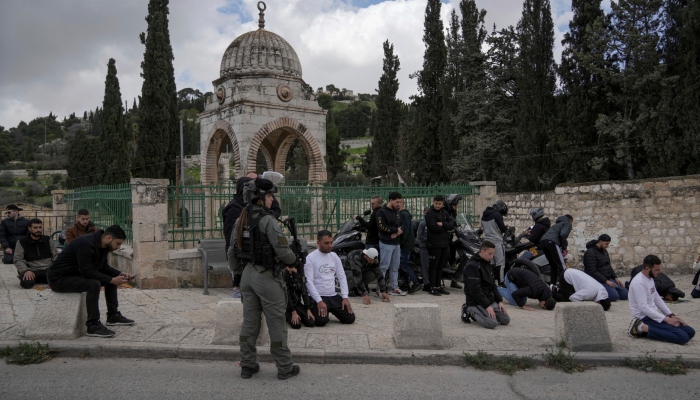 Fieles palestinos a los que les prohibieron la entrada a la mezquita de Al Aqsa rezan afuera en la Ciudad Vieja de Jerusalén, el viernes 8 de marzo de 2024. 