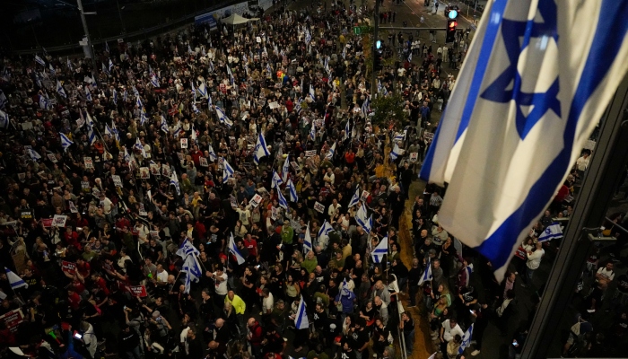 Miles de personas participan en una protesta contra el Gobierno del primer ministro israelí Benjamin Netanyahu y en la que exigen la liberación de rehenes retenidos por Hamás en la Franja de Gaza, en Tel Aviv, Israel, el sábado 6 de abril de 2024.