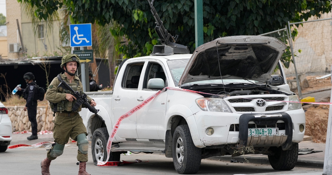 En esta foto de archivo, un soldado israelí pasa junto a una camioneta utilizada por milicianos palestinos en Sderot, Israel, el sábado 7 de octubre de 2023. El ejército israelí dijo el lunes 22 de abril de 2024 que el jefe de su inteligencia militar había dimitido por los fallos asociados al ataque del 7 de octubre.