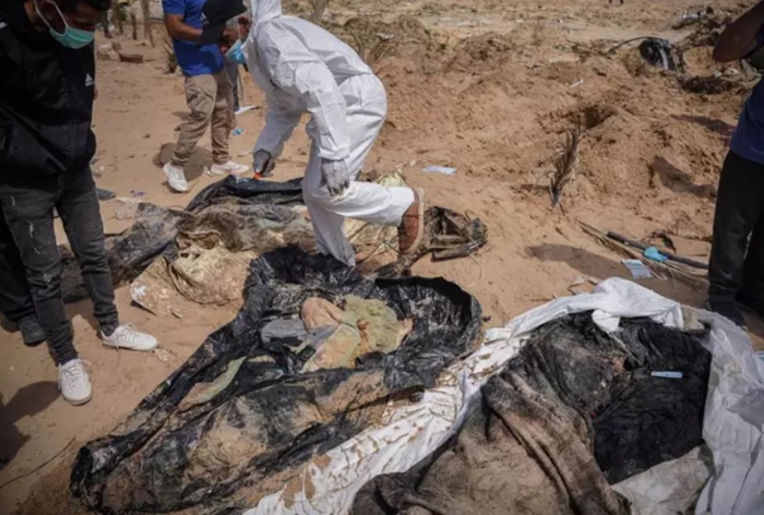 Trabajos de exhumación de cadáveres en fosas comunes halladas en el Hospital Naser de la ciudad de Jan Yunis, en el sur de la Franja de Gaza, tras la retirada del Ejército de Israel.