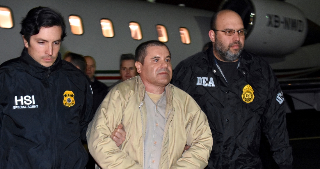 Agentes escoltan a Joaquín "El Chapo" Guzmán a su llegada en avión para ser trasladado en una furgoneta en el aeropuerto MacArthur de Long Island, en Ronkonkoma, Nueva York, el 19 de enero de 2017. Guzmán escribió una carta a finales de marzo que se ha conocido ahora al juez Brian Cogan, de la Corte del Distrito Este de Nueva York, quejándose de que no puede hacer llamadas telefónicas ni recibir visitas de sus familiares en la prisión de máxima seguridad en Estados Unidos.