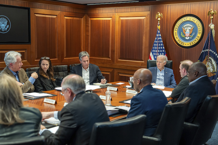 En esta imagen proporcionada por la Casa Blanca, el Presidente Joe Biden, junto con miembros de su equipo de Seguridad Nacional, recibe una actualización sobre el ataque de Irán a Israel, en la Sala de Crisis de la Casa Blanca, el sábado 13 de abril de 2024, en Washington.