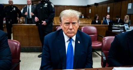 El expresidente Donald Trump se presenta en la Corte penal de Manhattan durante la selección del jurado, en Nueva York, el jueves 18 de abril de 2024. Foto: Jabin Botsford,