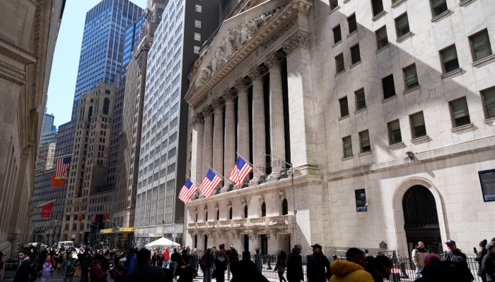 Peatones pasan frente al edificio de la Bolsa de Valores de Nueva York el 25 de marzo de 2024.