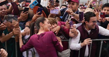 La candidata presidencial del oficialismo Claudia Sheinbaum saluda a sus seguidores a su llegada a la plaza del Zócalo para su acto de apertura de campaña en Ciudad de México, el 1 de marzo de 2024.