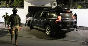 La policía de Ecuador intenta entrar a la fuerza en la Embajada de México en Quito, Ecuador, el viernes 5 de abril de 2024, después de que el Gobierno mexicano concediera asilo político al exvicepresidente Jorge Glas, que buscó refugio en la sede diplomática en diciembre. La policía irrumpió después dentro de la Embajada por otra puerta.