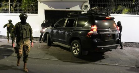 La policía de Ecuador intenta entrar a la fuerza en la Embajada de México en Quito, Ecuador, el viernes 5 de abril de 2024, después de que el Gobierno mexicano concediera asilo político al exvicepresidente Jorge Glas, que buscó refugio en la sede diplomática en diciembre. La policía irrumpió después dentro de la Embajada por otra puerta.