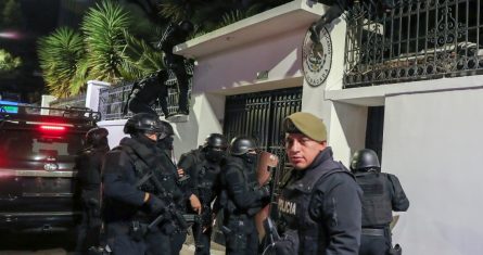 La policía ecuatoriana irrumpe en la Embajada de México en Quito, Ecuador, el viernes 5 de abril de 2024.