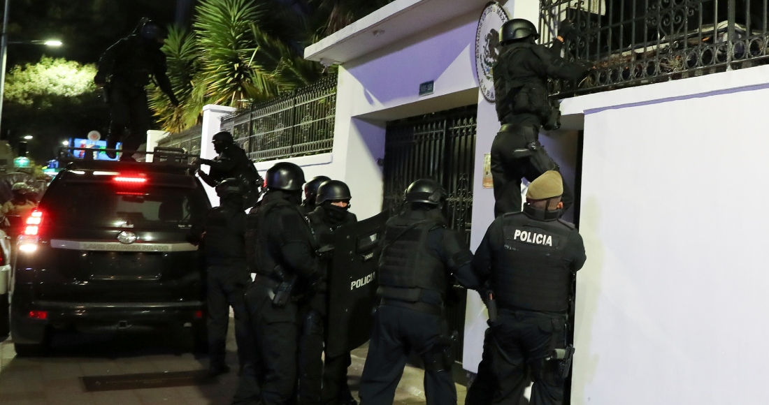 La policía ecuatoriana irrumpe en la Embajada de México en Quito, Ecuador, el viernes 5 de abril de 2024.