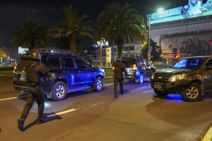 La policía hace guardia ante los vehículos que irrumpieron en la Embajada de México en Quito, Ecuador, el viernes 5 de abril de 2024.