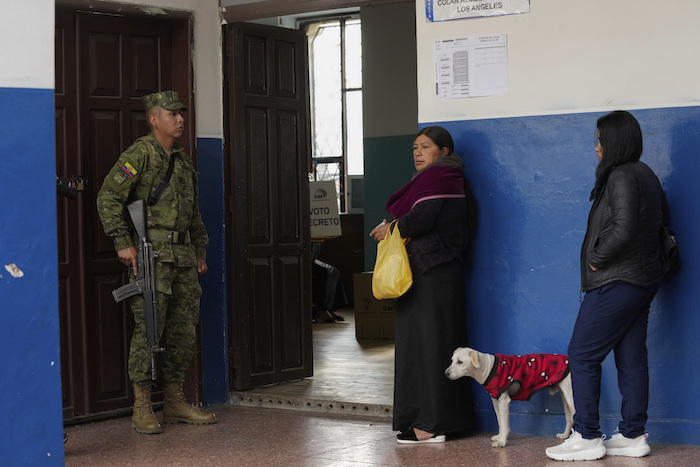 Los votantes hacen fila en un colegio electoral durante un referéndum propuesto por el Presidente Daniel Noboa para respaldar nuevas medidas de seguridad destinadas a combatir las bandas criminales que alimentan la escalada de violencia en Quito, Ecuador, el domingo 21 de abril de 2024.