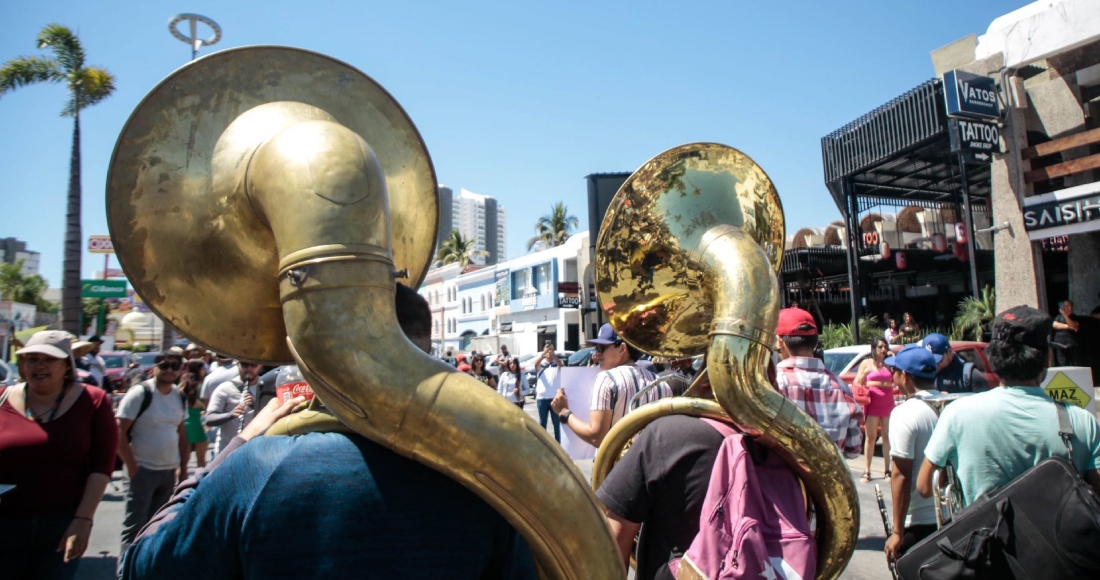 Las bandas con trombón y tambora que tocan canciones en las playas de la ciudad turística de Mazatlán, en el noroeste de México, parecen haber salido victoriosas esta semana luego que quejas por ruido amenazaron con silenciarlas.