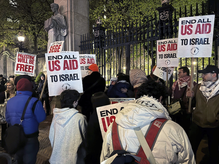 Manifestantes propalestinos se congregan en el exterior del acceso principal a la Universidad de Columbia, el 26 de abril de 2024, en Nueva York.