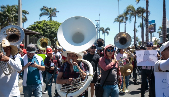 Las bandas con trombón y tambora que tocan canciones en las playas de la ciudad turística de Mazatlán, en el noroeste de México, parecen haber salido victoriosas esta semana luego que quejas por ruido amenazaron con silenciarlas.