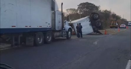 Tres migrantes murieron en Oaxaca luego de ser atropellados por un camión.